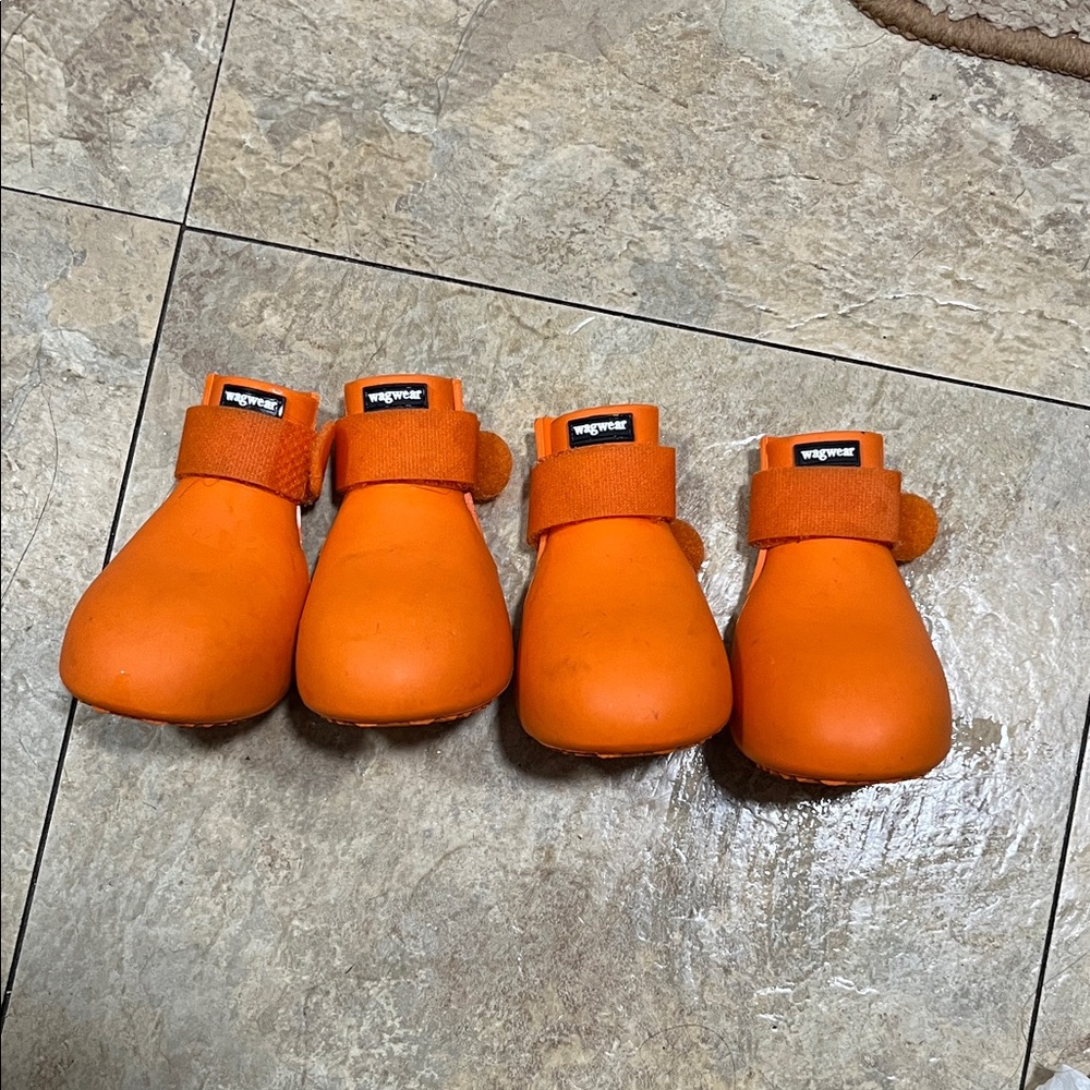 Wagwear Orange Dog Boots - M set of 4 - GOOD condition